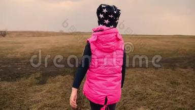 领域里的快乐孩子.. 一个漂亮的小女孩在田野里跑来跑去。